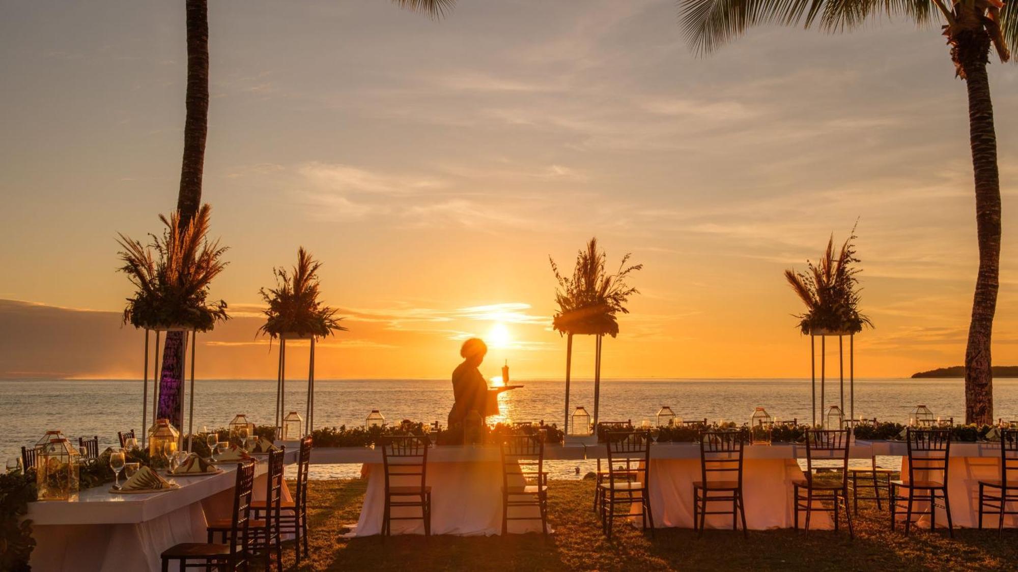 Intercontinental Fiji Golf Resort & Spa By Ihg Natadola Extérieur photo Sunset at the beach