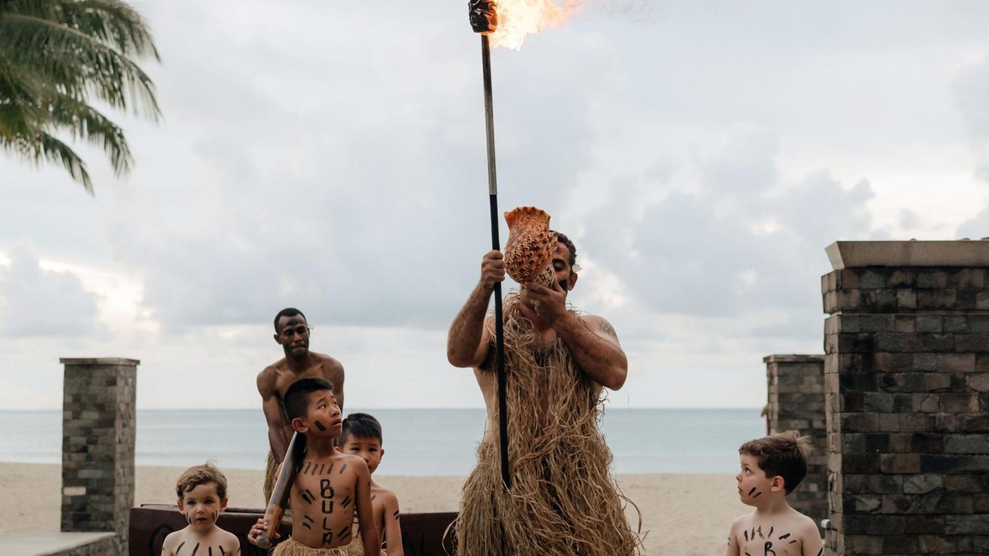 Intercontinental Fiji Golf Resort & Spa By Ihg Natadola Extérieur photo The flame is carried by the first torchbearer, John Davies, at the 1956 Olympics