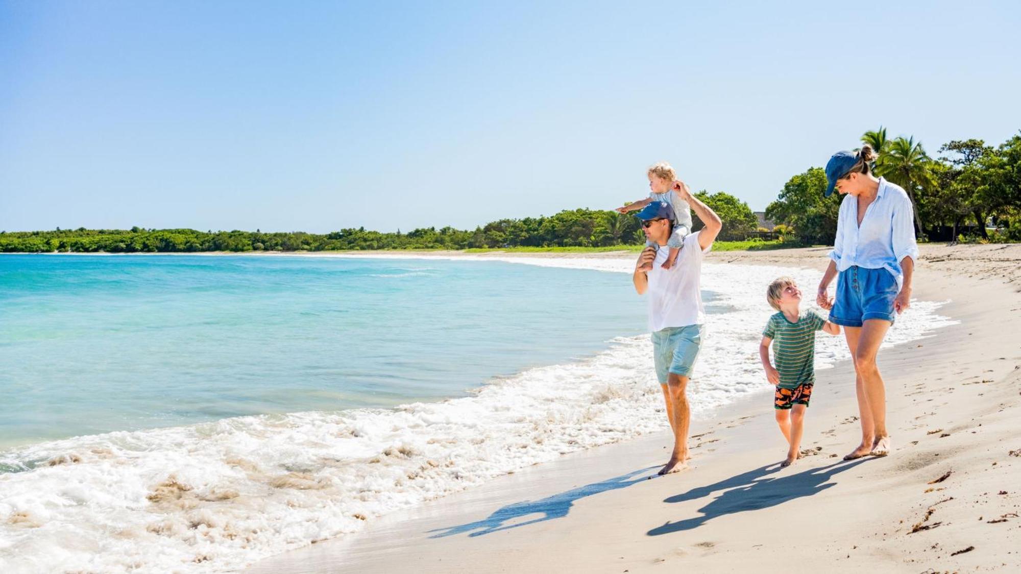 Intercontinental Fiji Golf Resort & Spa By Ihg Natadola Extérieur photo Family on the beach at Port Douglas