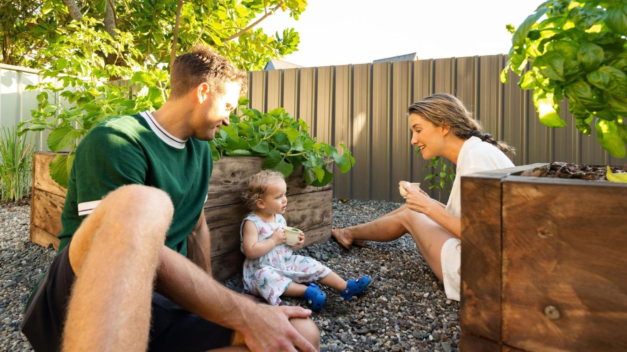 Intercontinental Fiji Golf Resort & Spa By Ihg Natadola Extérieur photo A family in a backyard