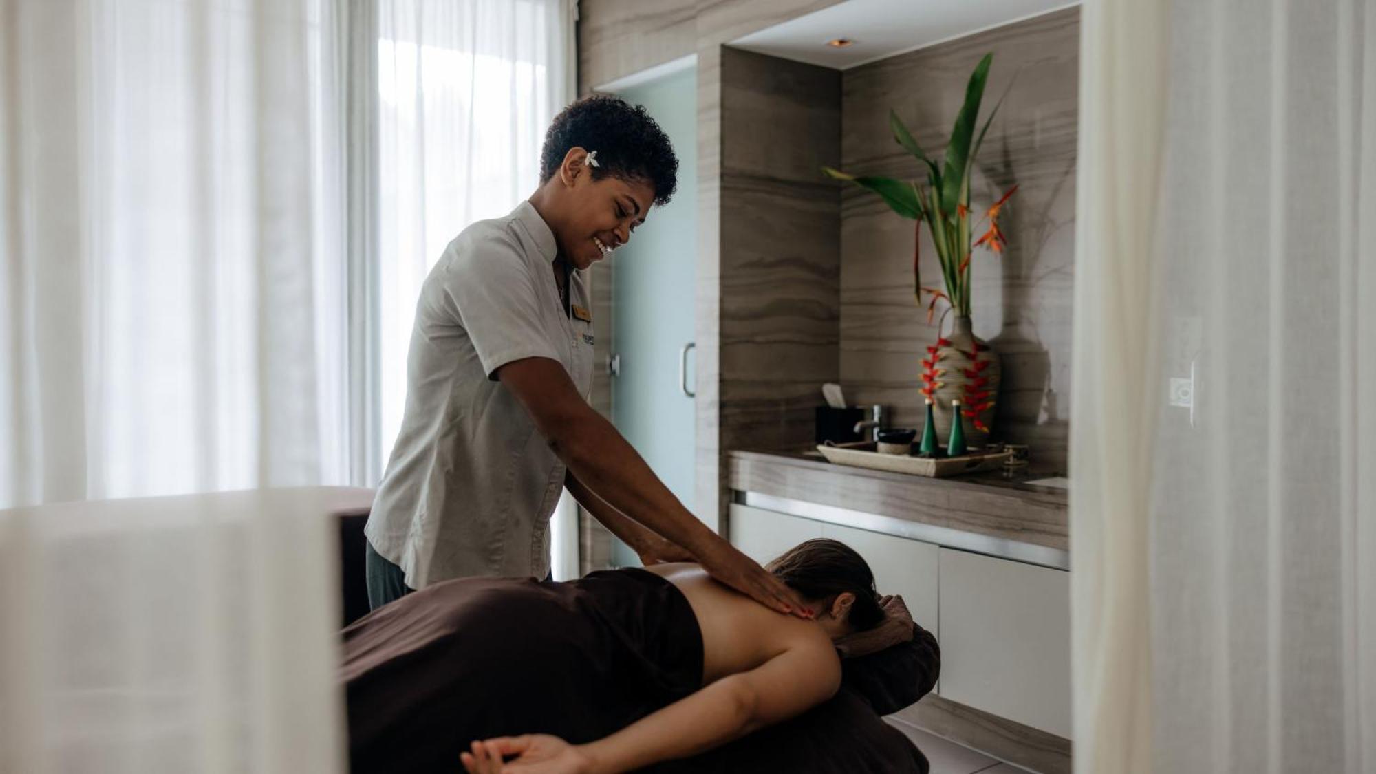 Intercontinental Fiji Golf Resort & Spa By Ihg Natadola Extérieur photo A massage therapist treating a patient