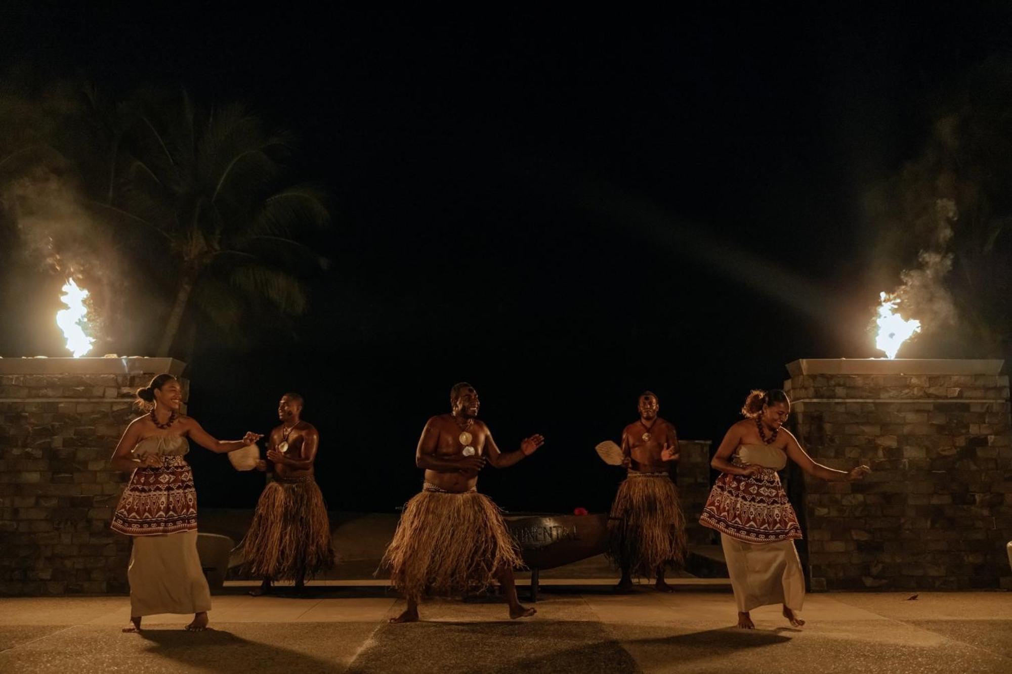 Intercontinental Fiji Golf Resort & Spa By Ihg Natadola Extérieur photo Luau dancers