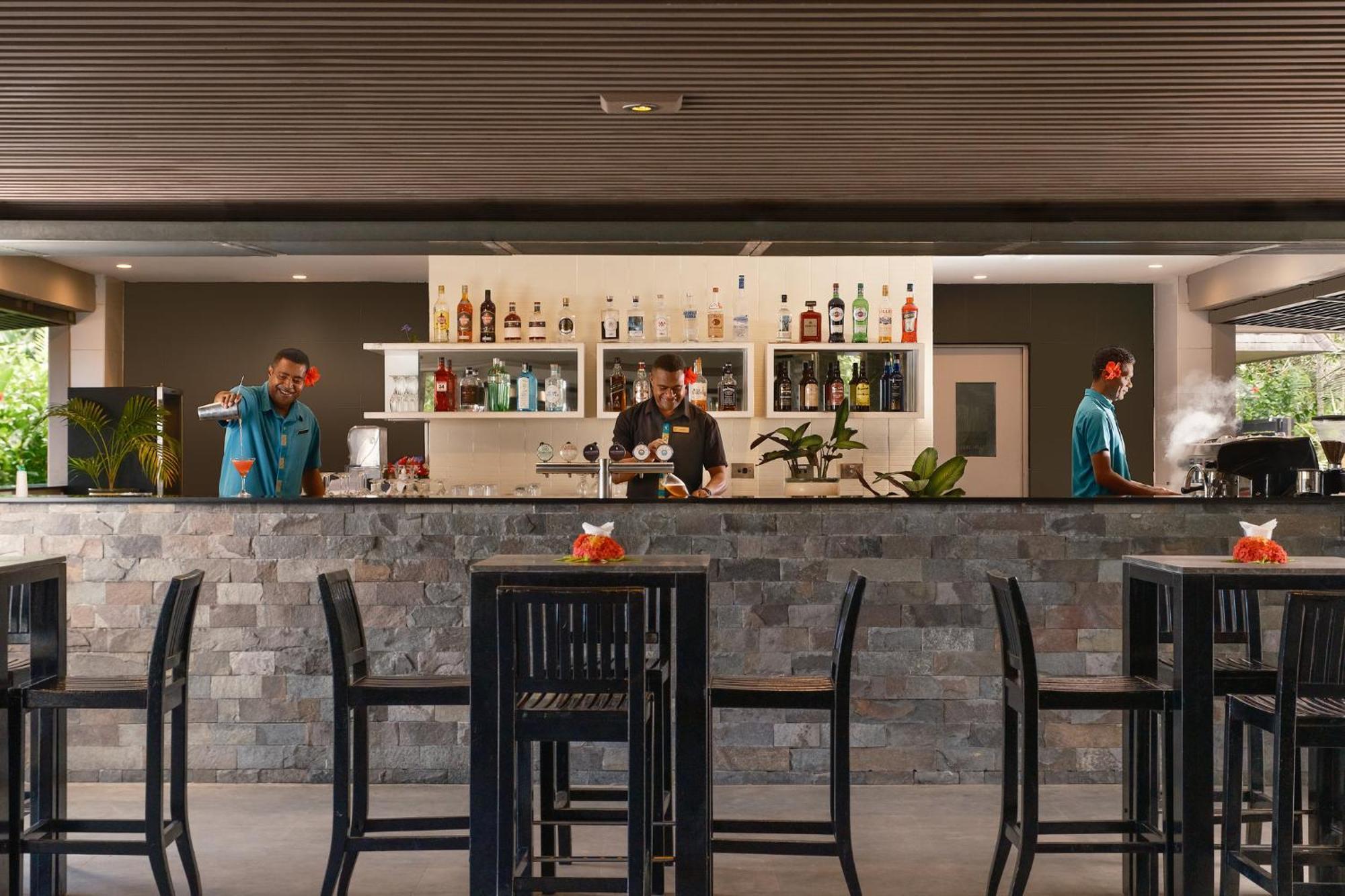 Intercontinental Fiji Golf Resort & Spa By Ihg Natadola Extérieur photo Bar at the hotel